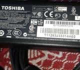 cargador para laptop toshiba de 19V 3.42A 65W $20