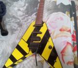 Guitarra electrica Flying V de Stryper con Floyd Rose clavijero reverse