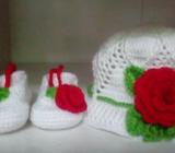 conjunto de gorro y zapatos blancos