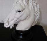 Busto de caballo blanco